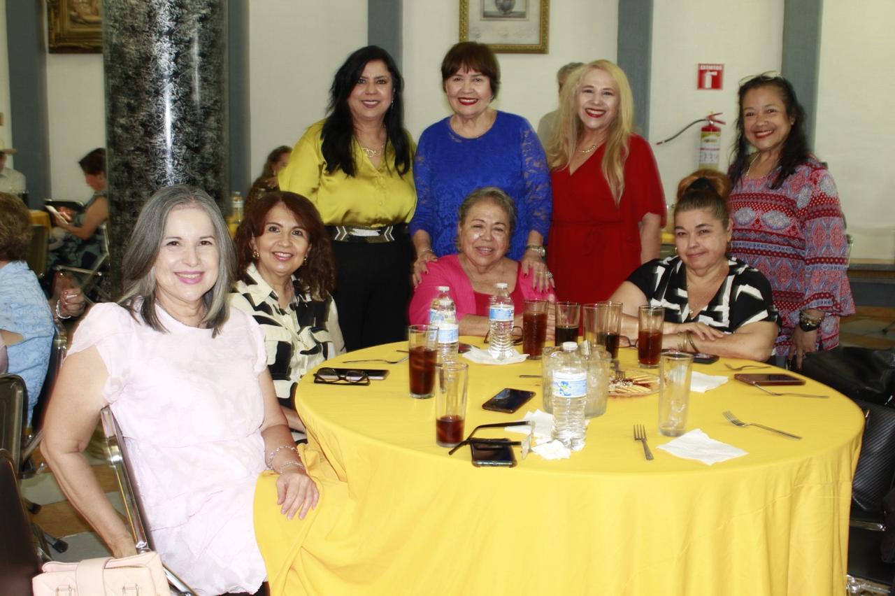 $!Magda y Olivia Zazueta, Florina García y Olivia estuvieron junto con sus amigas.