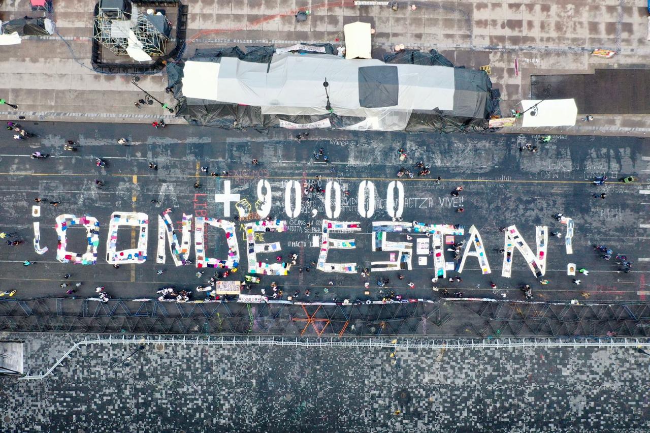 $!Integrantes del Movimiento por Nuestros Desaparecidos de México se manifestaron este 30 de agosto a las afueras del Palacio Nacional.