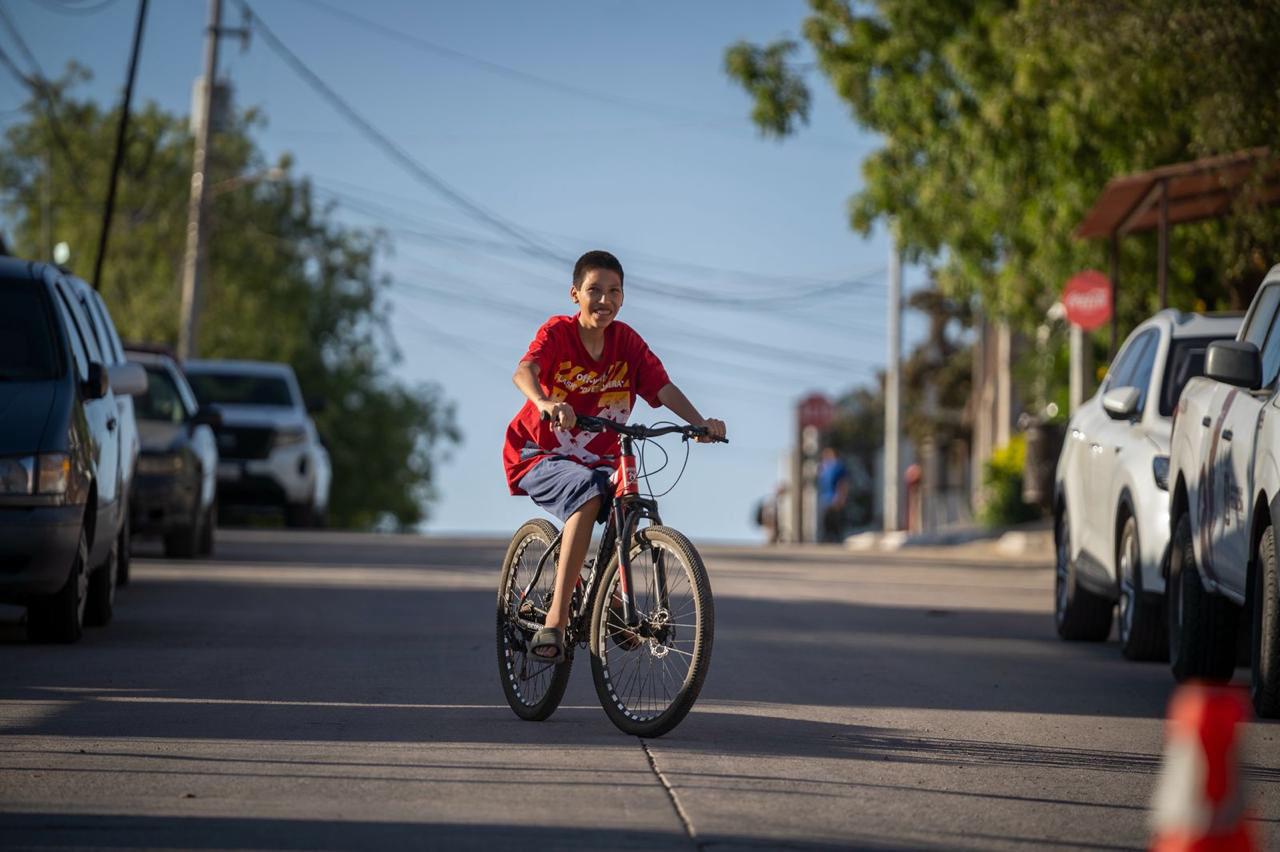 $!Entrega Gámez pavimentación de calle en Lomas del Magisterio, en Culiacán; avance del programa alcanza 44%