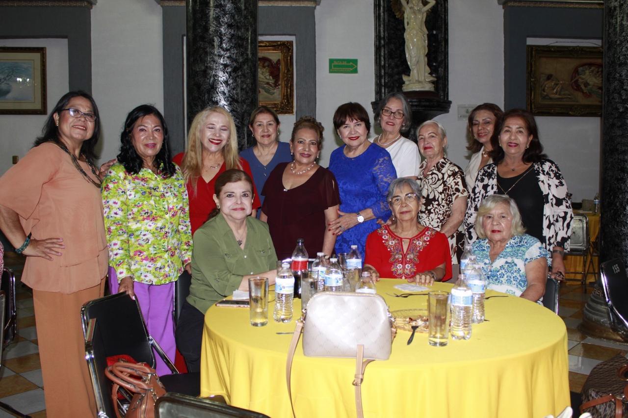 $!Beatriz Bernal, Gloria, Olivia, Sofía, Teresita, Viki y Alba disfrutaron del festejo, aquí posando con la presidenta de la asociación, Florina García.