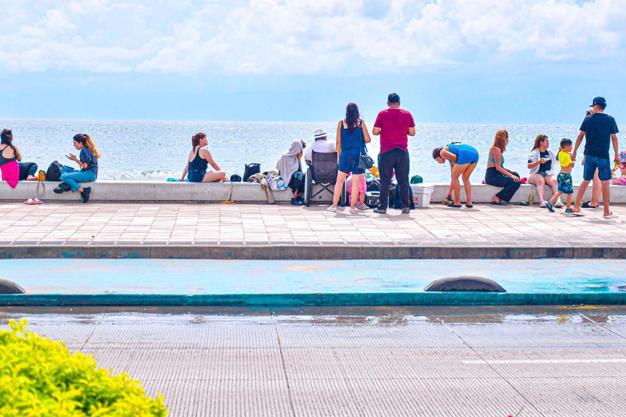 $!Disfrutan cientos de turistas de un fin de semana largo y las fiestas patrias en Mazatlán