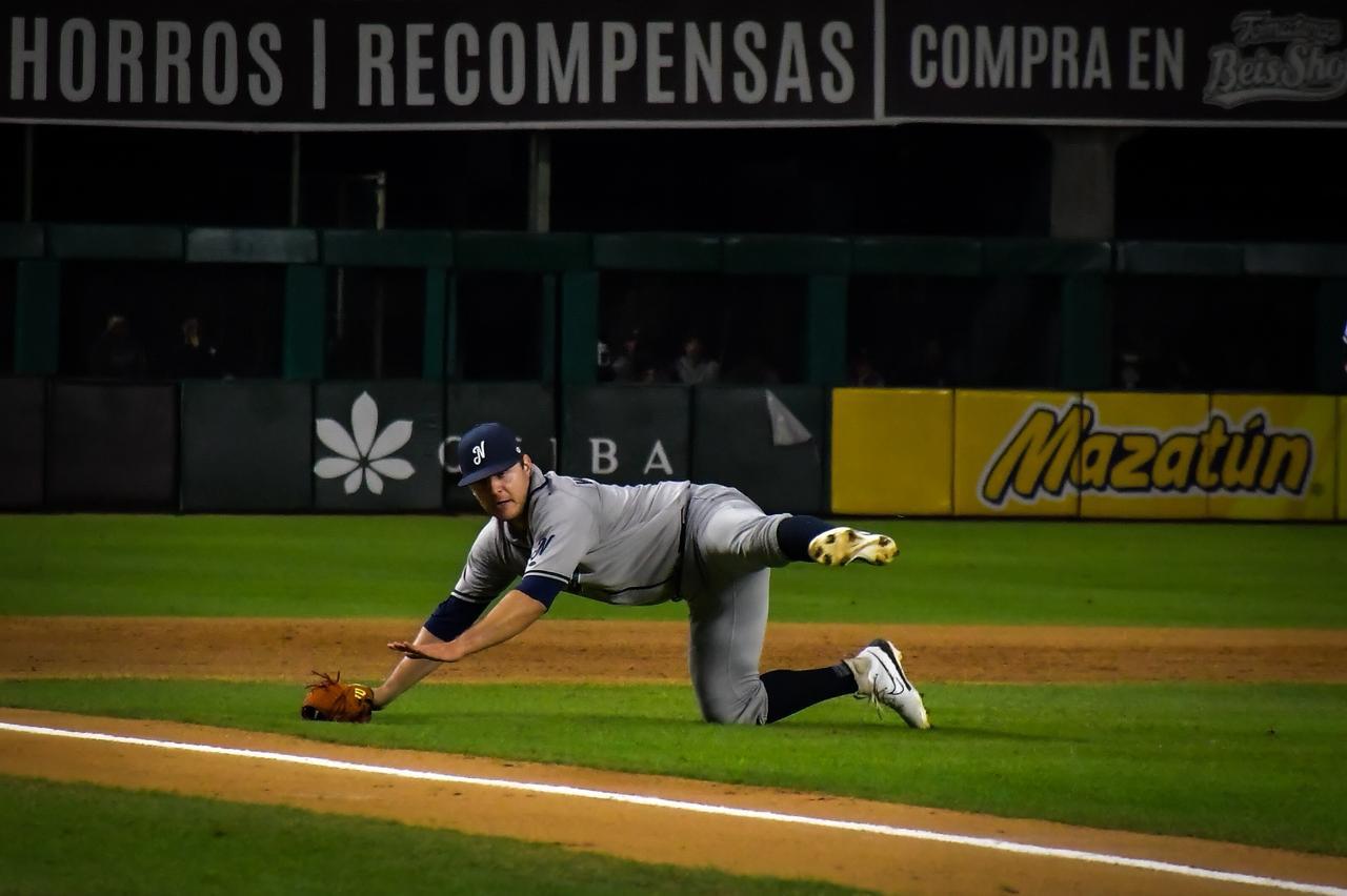 $!Tomateros reaccionan tarde y caen ante Jaguares en casa para que se empate la serie