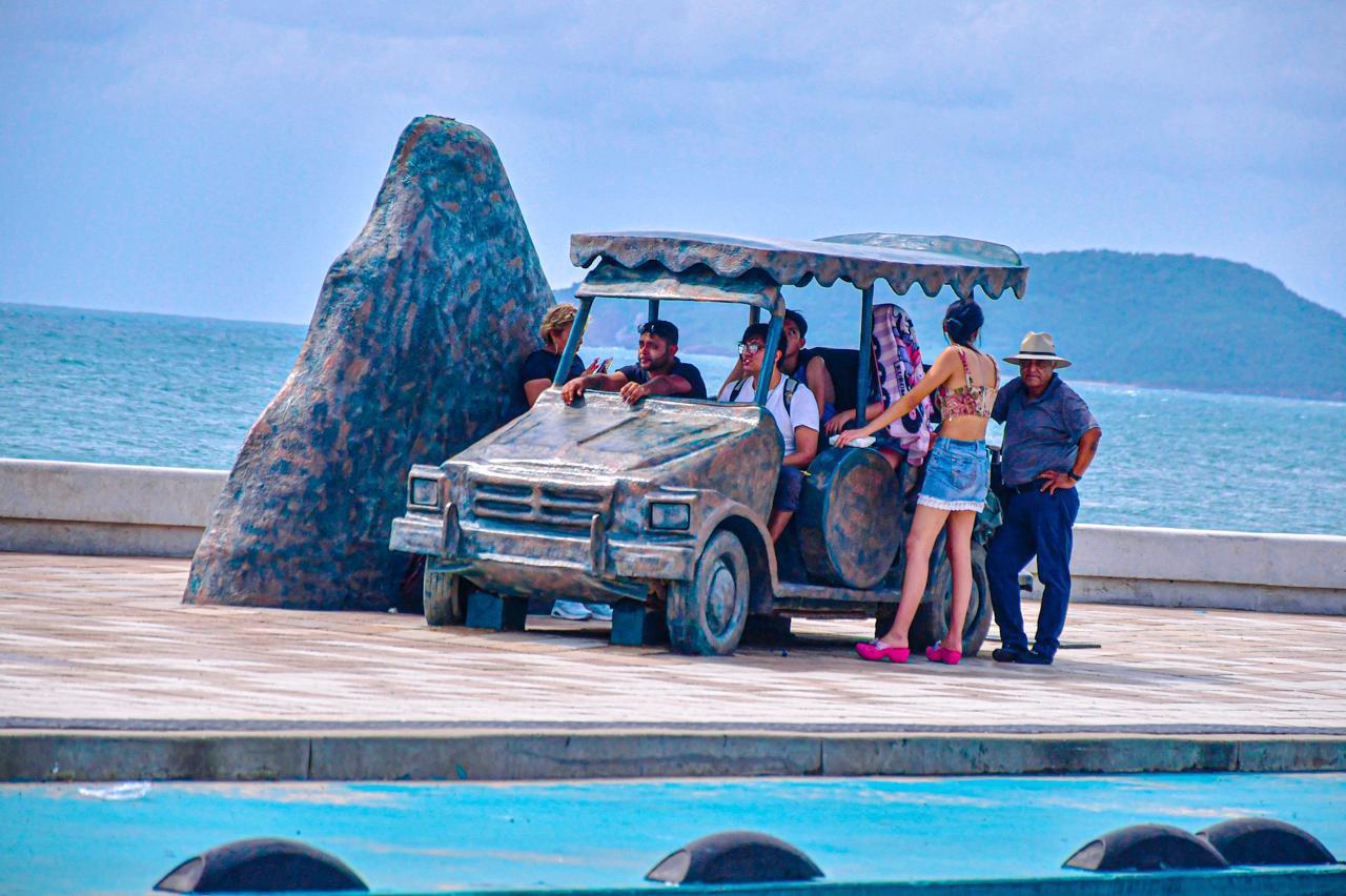 $!Disfrutan cientos de turistas de un fin de semana largo y las fiestas patrias en Mazatlán