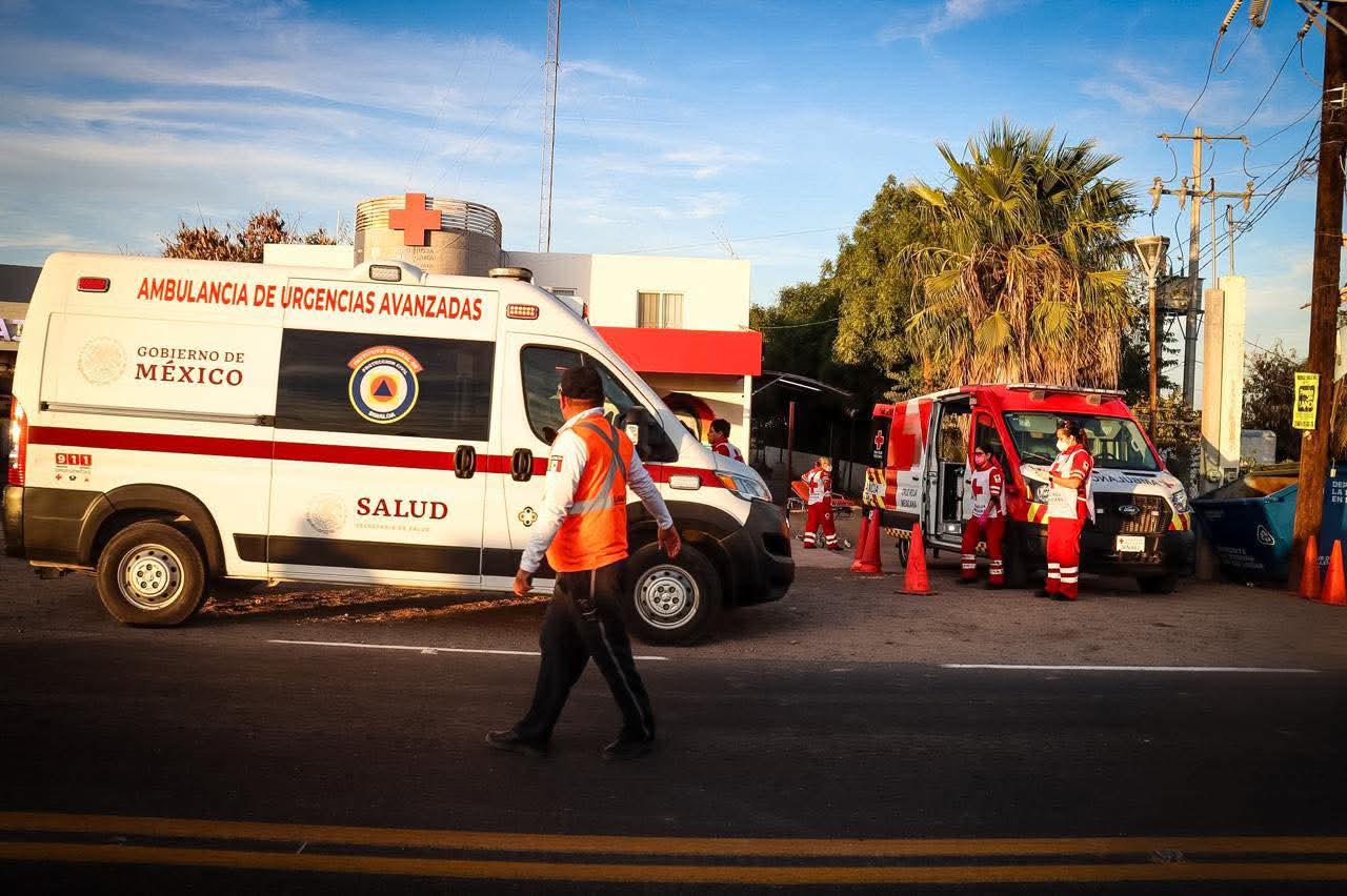 $!Joven es rescatado del mar en Nuevo Altata, Navolato; está grave