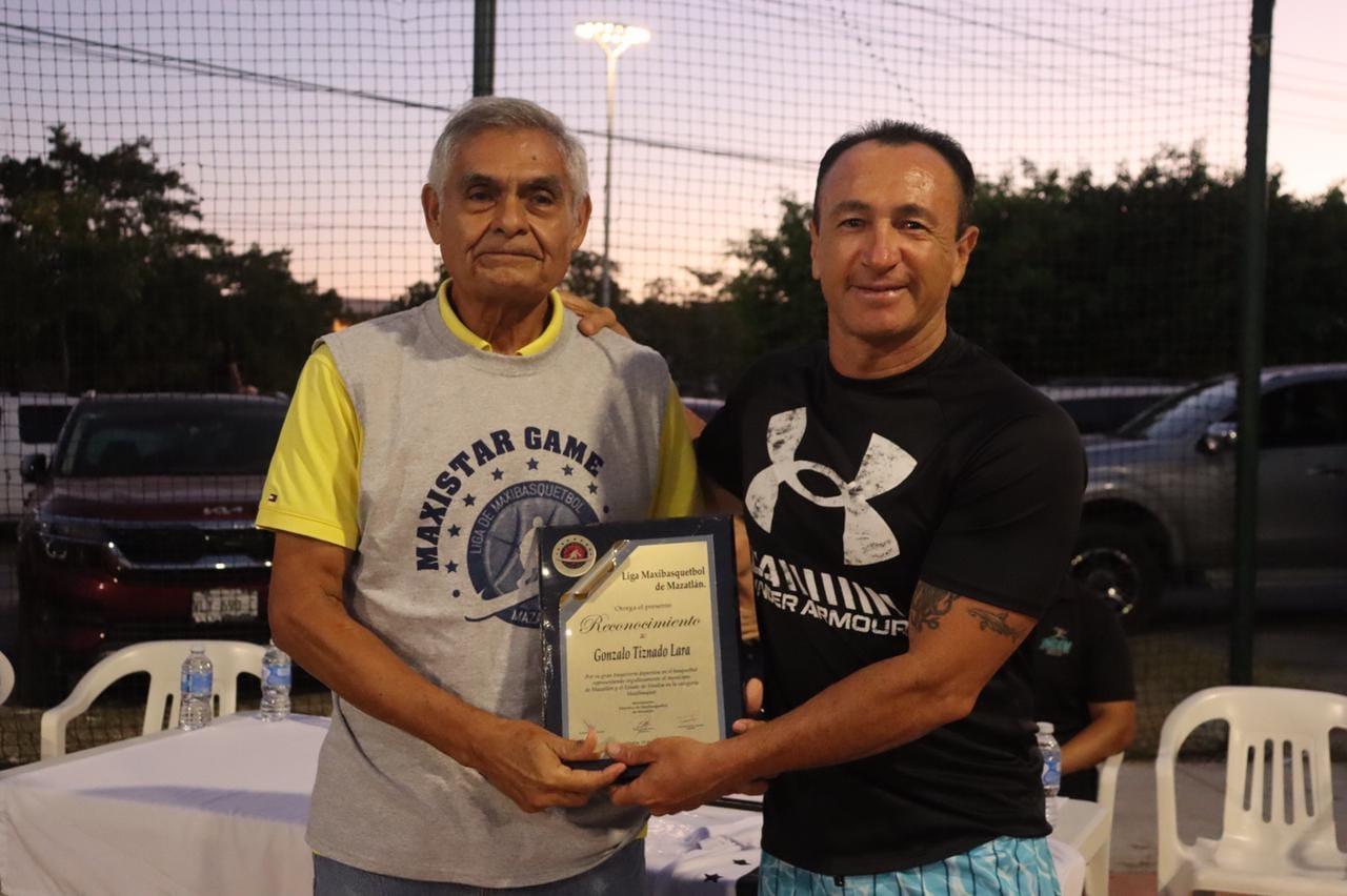 $!Reconocen trayectoria de basquetbolistas en apertura de Liga Maxibasket