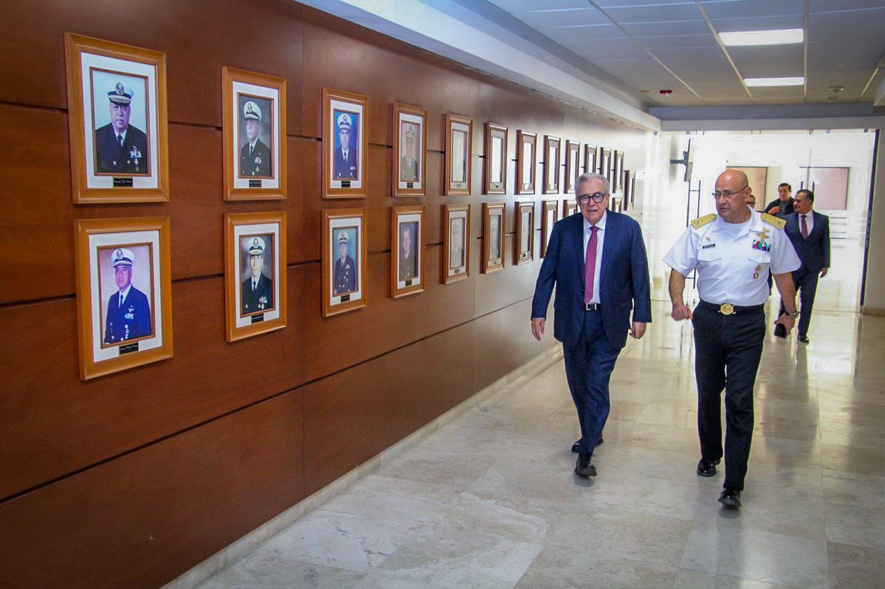 $!Rocha Moya imparte conferencia sobre Sinaloa en el Centro de Estudios Superiores Navales