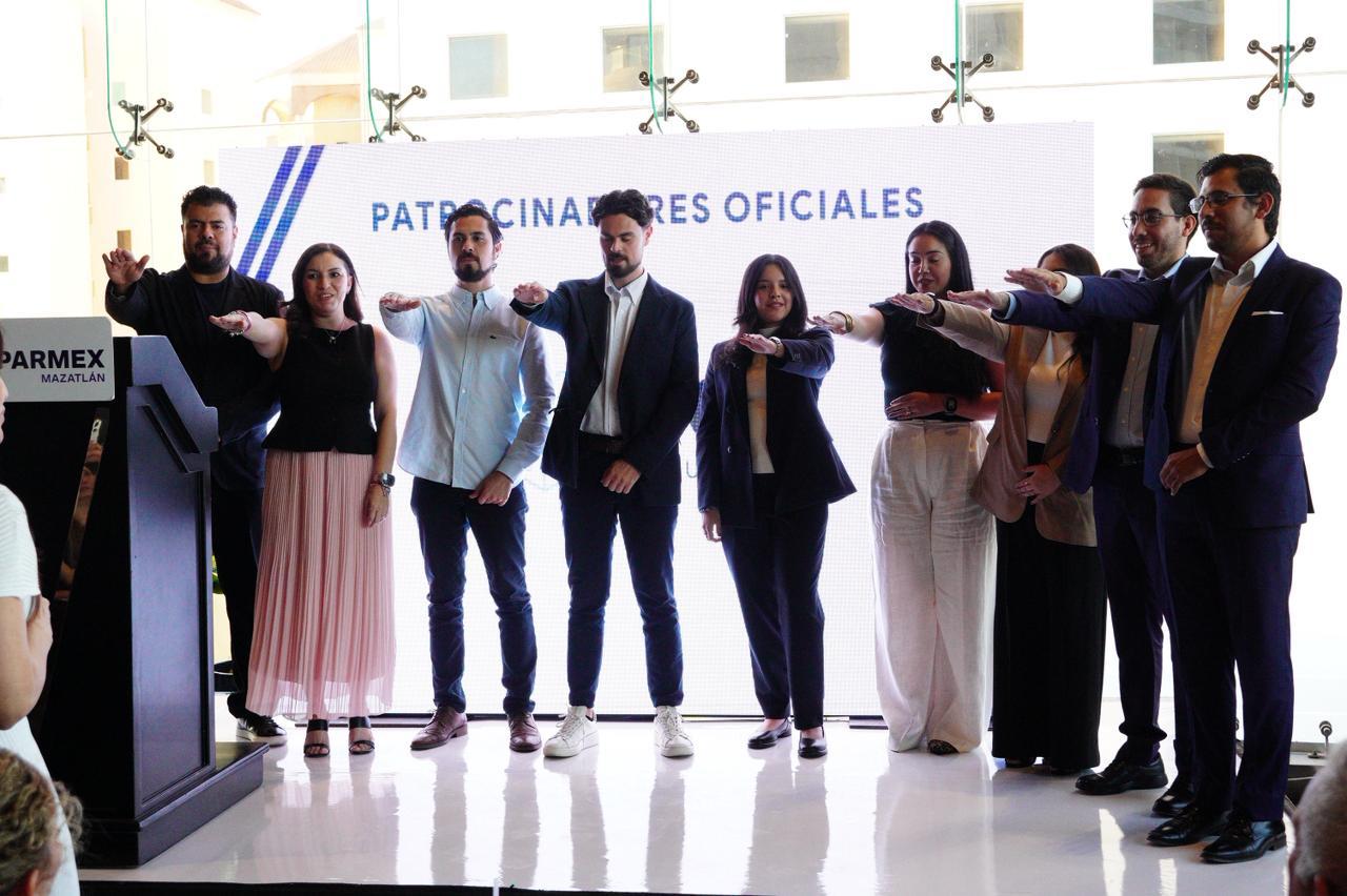 $!Los nuevos integrantes de la mesa directiva rinden protesta.
