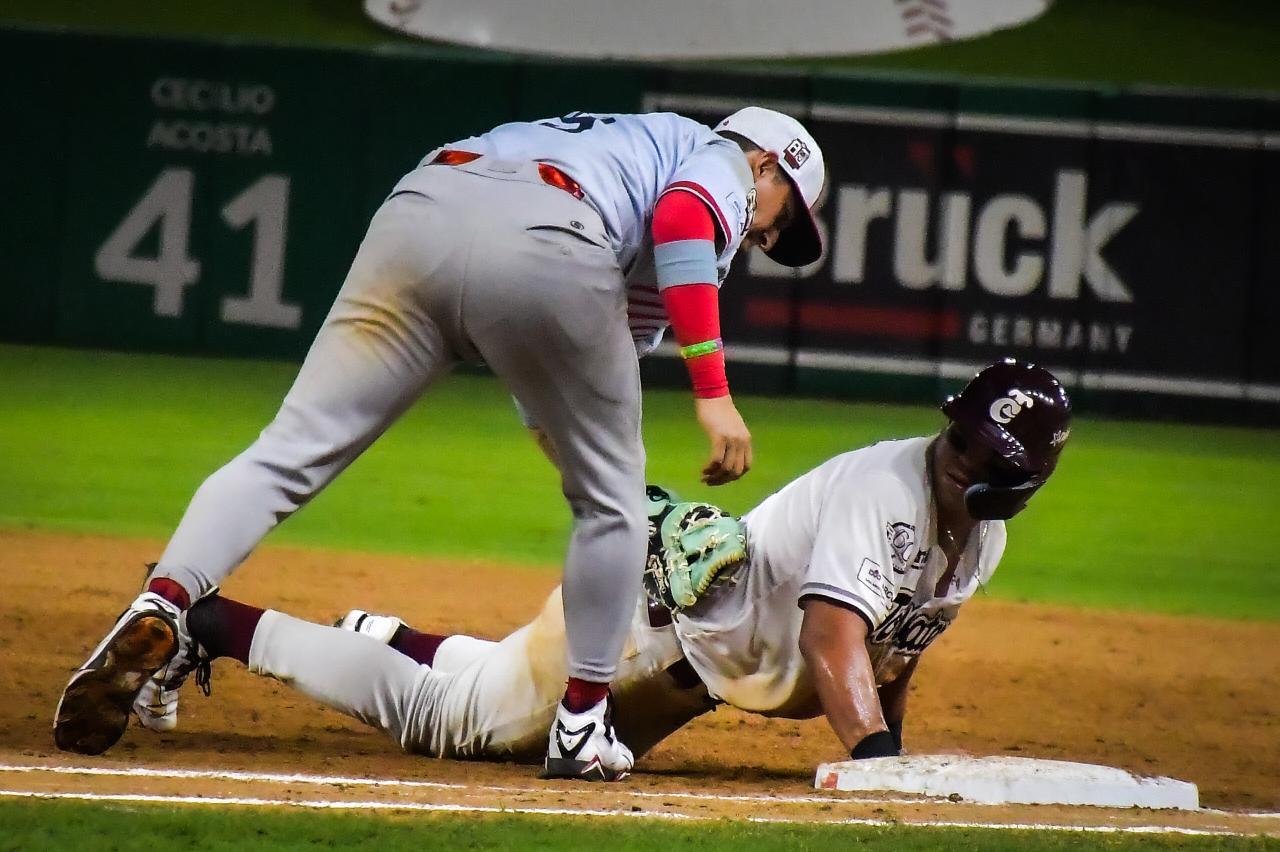 $!Tomateros remonta con rally explosivo y empata la serie en casa