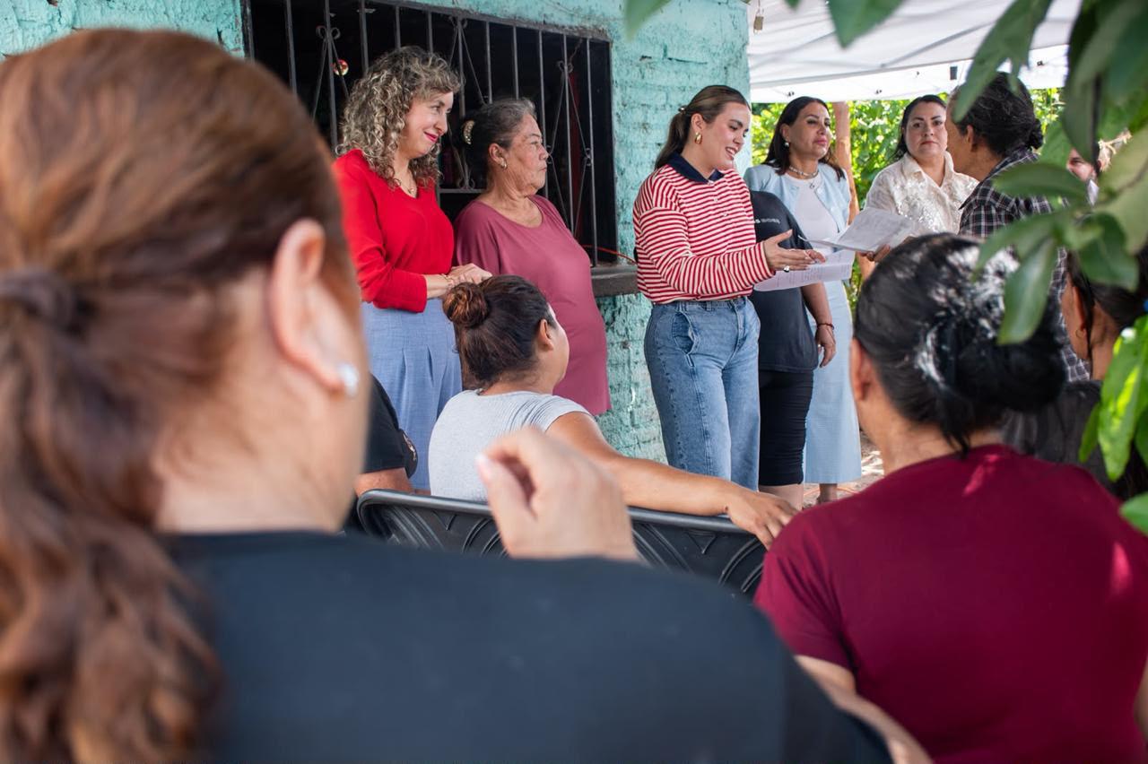 $!Alcaldesa de Culiacán entrega apoyos a mujeres en comunidad de Oso Viejo