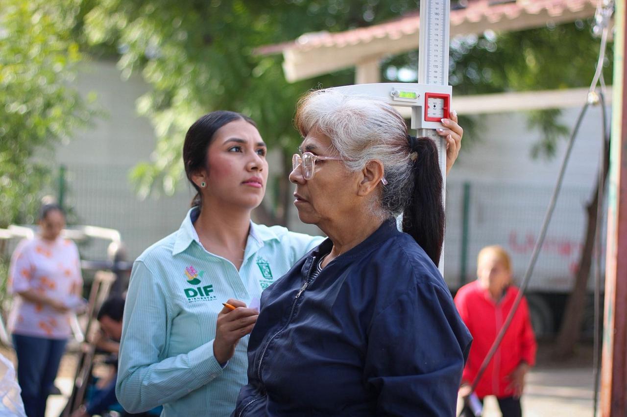 $!Lleva DIF Culiacán servicios de salud y apoyos ortopédicos a familias de la Colonia Rotarismo