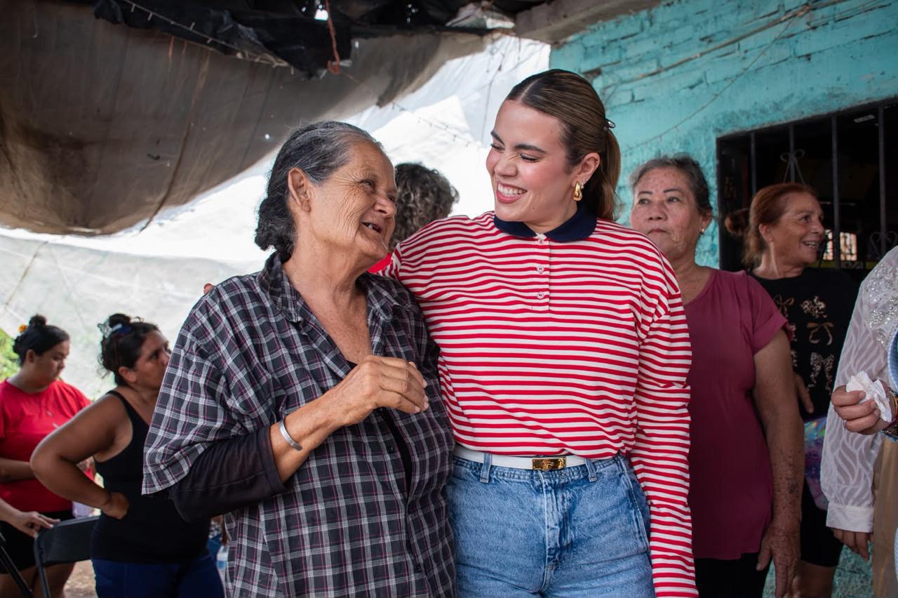 $!Alcaldesa de Culiacán entrega apoyos a mujeres en comunidad de Oso Viejo
