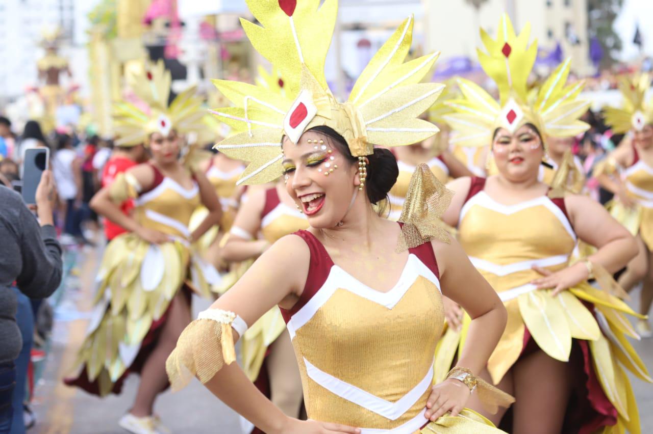 $!Se despide la realeza con emotividad en el segundo y último desfile del Carnaval de Mazatlán 2024