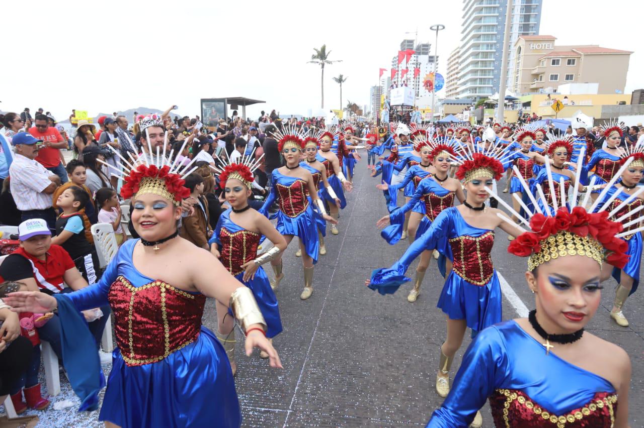 $!Se despide la realeza con emotividad en el segundo y último desfile del Carnaval de Mazatlán 2024