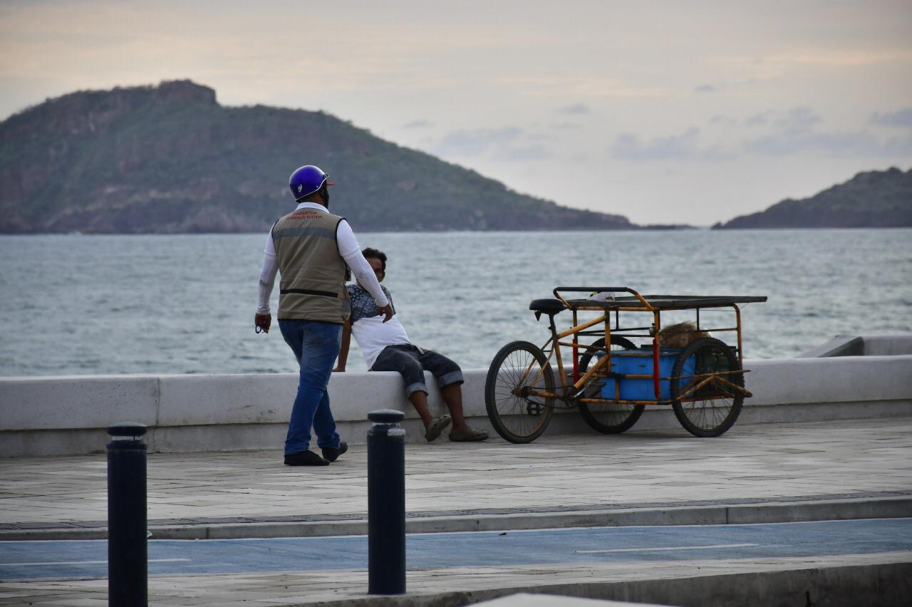 $!Oficialía Mayor de Mazatlán levanta 18 infracciones a vendedores de playa y comercios