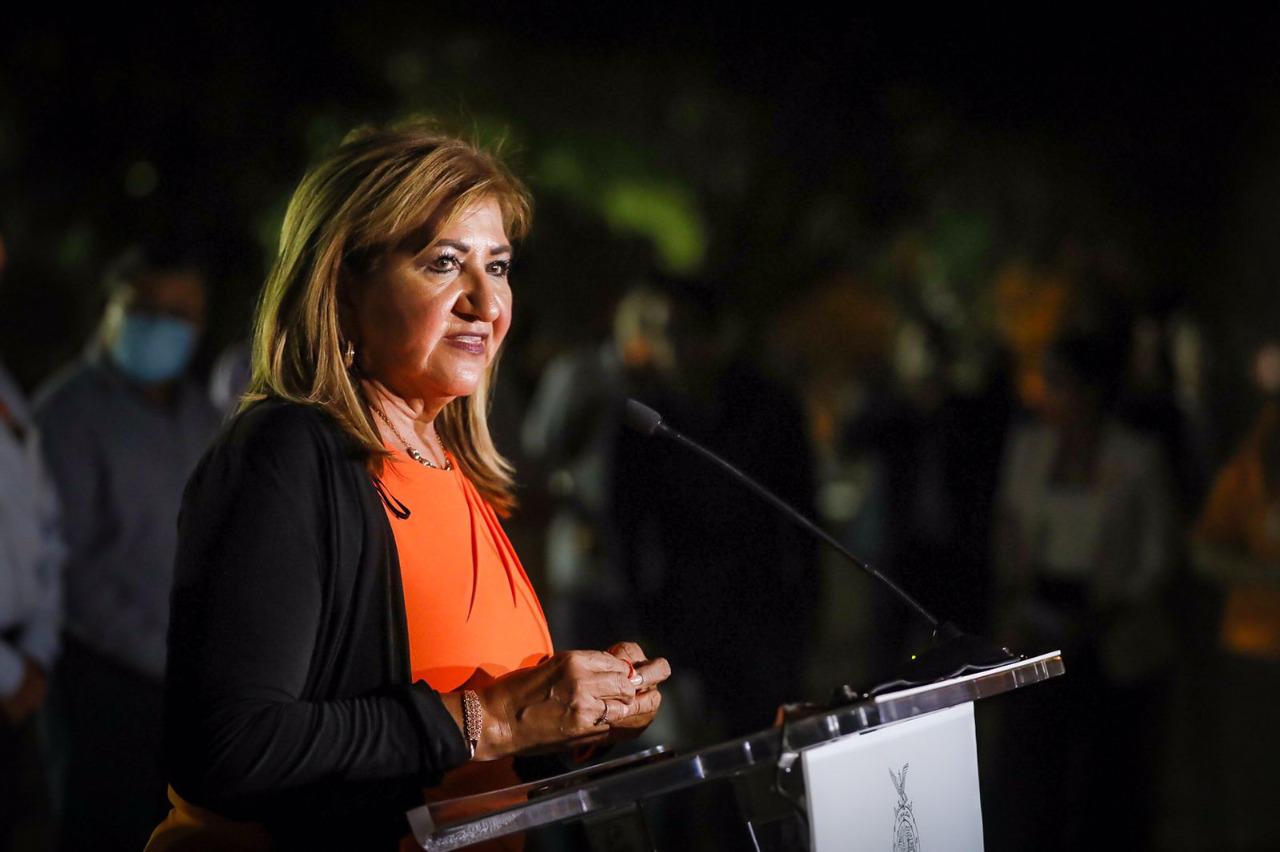 $!La Secretaria de las Mujeres, Teresa Guerra Ochoa, destacó que es la primera vez que se realiza este simbolismo de iluminar el recinto sede del Poder Ejecutivo.