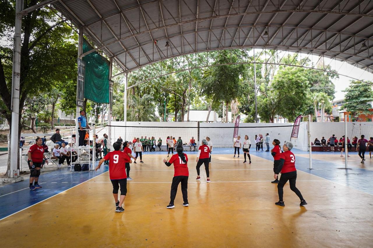 $!Adultos mayores dan inicio a la Copa Renacer Imdec de Cachibol en Culiacán