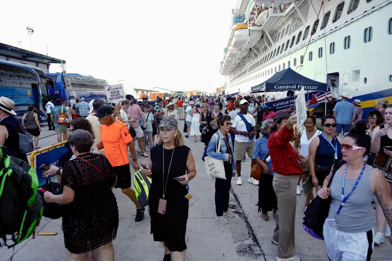 $!Llega el crucero Carnival Firenze a Mazatlán con 3 mil 502 pasajeros y mil 463 tripulantes