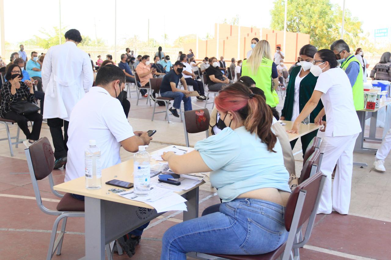 $!Sin Guardia Nacional inicia vacunación contra Covid-19 en la UAdeO, en Culiacán