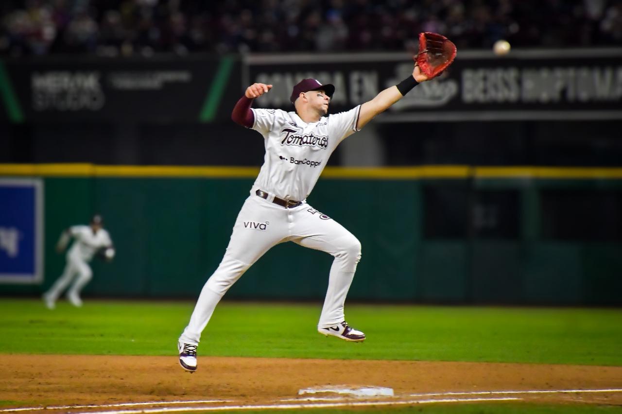 $!Tomateros de Culiacán pega de nuevo y queda a dos triunfos de la final de la LMP