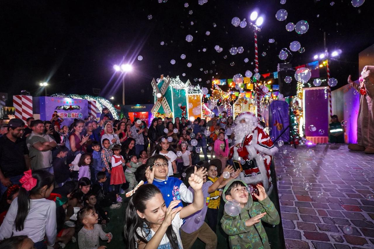 $!Chicos y grandes disfrutan del mágico show navideño en la Verbena Culiacán 2025