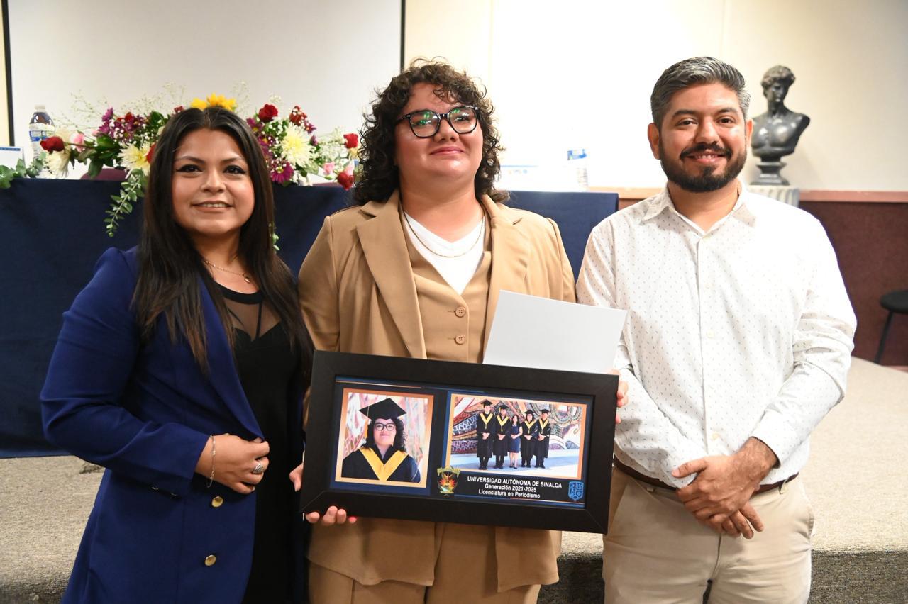 $!Humberto Quintero, periodista de Noroeste, se gradúa con excelencia de Periodismo en la UAS