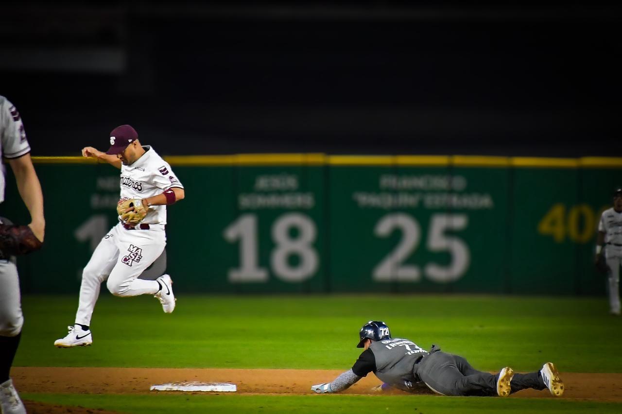 $!Tomateros de Culiacán pega de nuevo y queda a dos triunfos de la final de la LMP