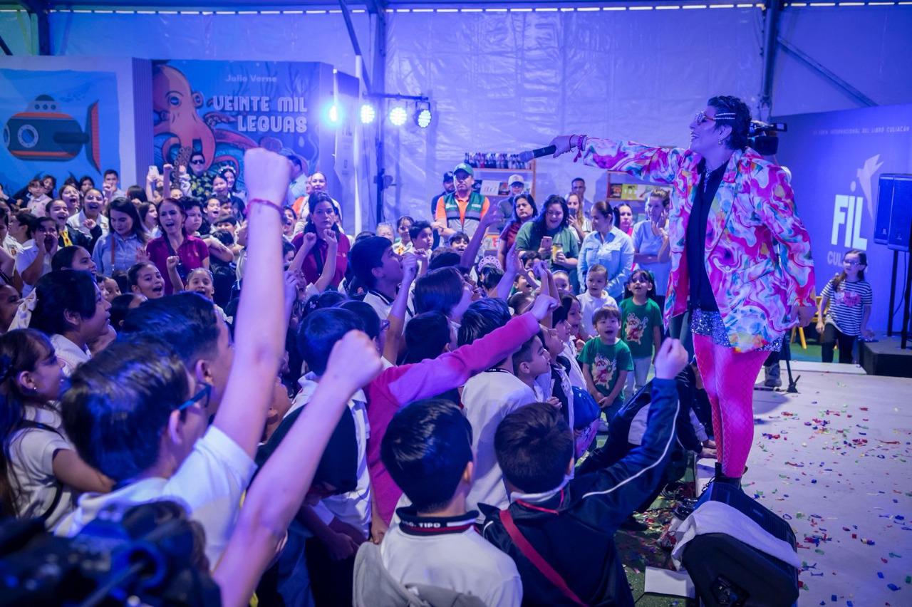 $!Elisa Carreón canta y baila con los pequeños.