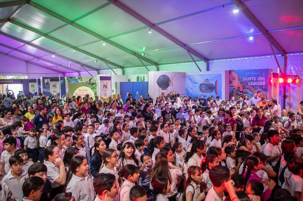 $!Niños y niñas de distints escuelas disfrutan del concierto.