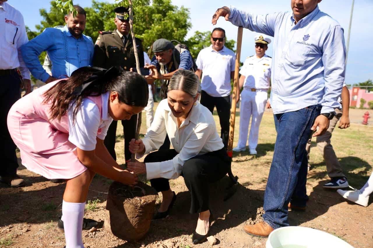 $!En ceremonia de Lunes Cívico, Secundaria Federal 9 de Mazatlán su nueva cancha de usos múltiples