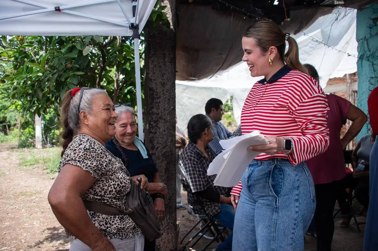 $!Alcaldesa de Culiacán entrega apoyos a mujeres en comunidad de Oso Viejo