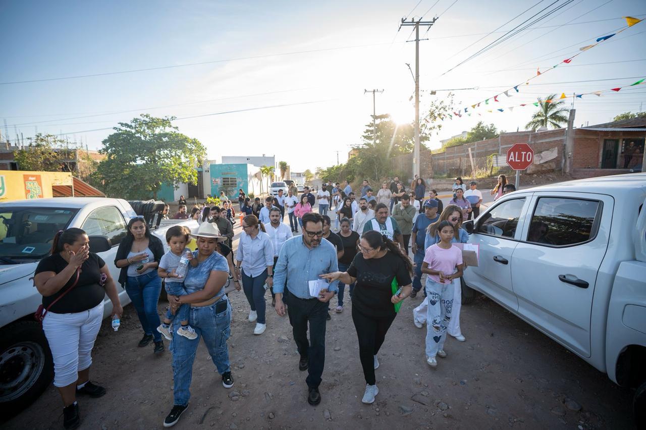 $!Entrega Gámez pavimentación de calle en Lomas del Magisterio, en Culiacán; avance del programa alcanza 44%