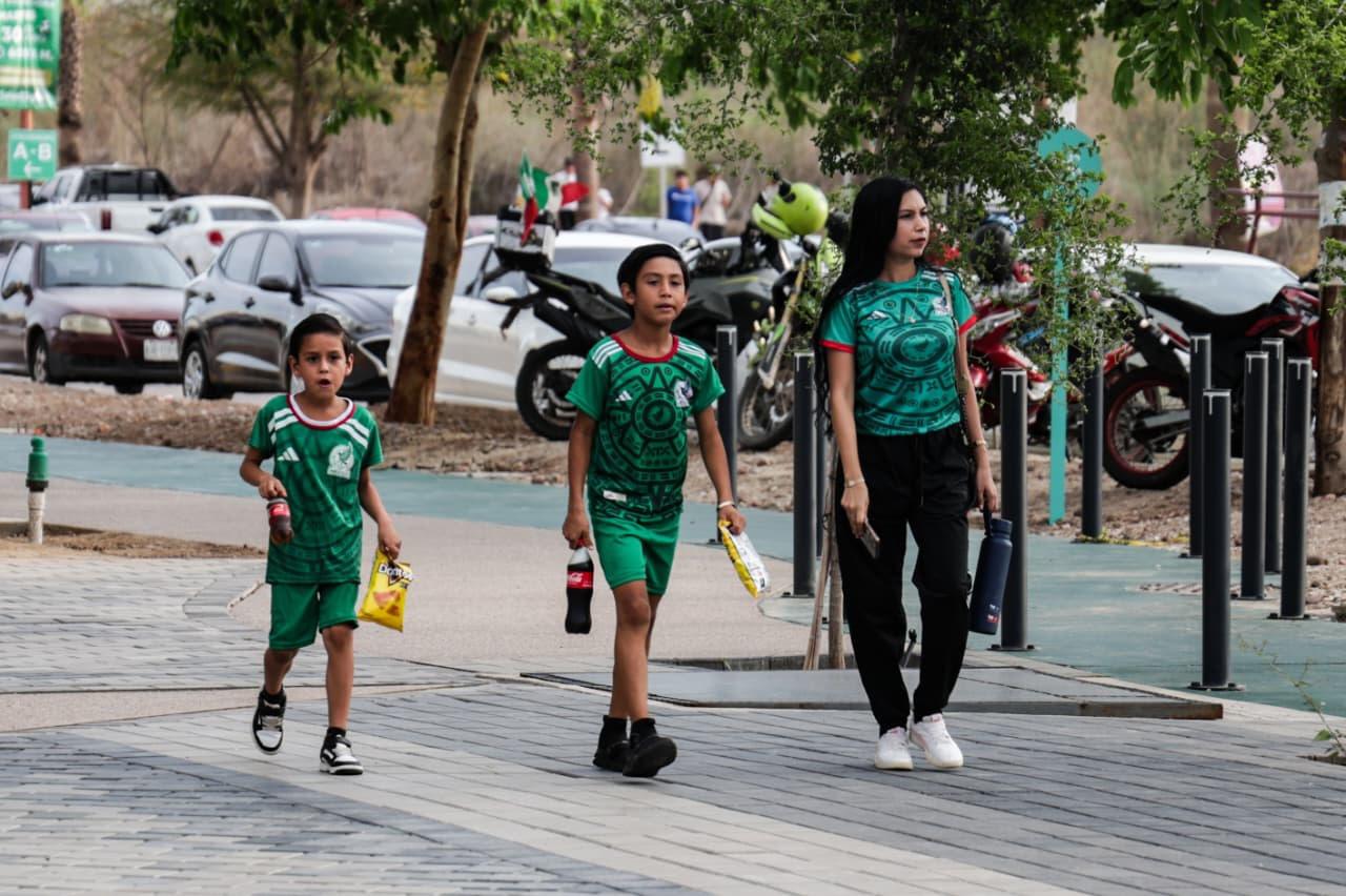 $!Pasión futbolista se reúnen en Punta Azul, en Culiacán, por México frente a Ecuador