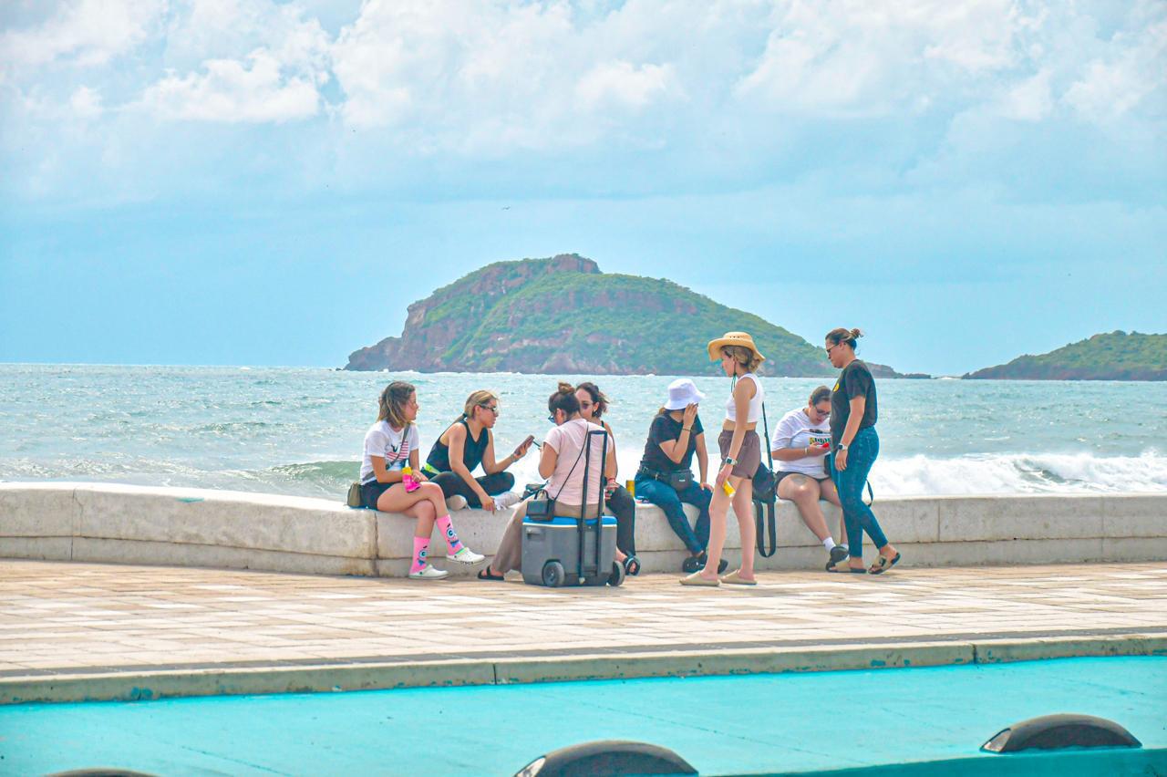 $!Disfrutan cientos de turistas de un fin de semana largo y las fiestas patrias en Mazatlán