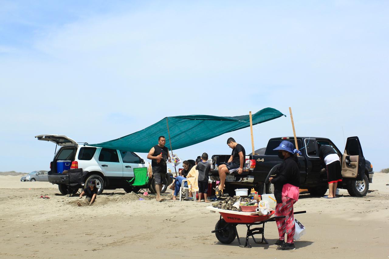 $!Visitan familias la Playa de El Tambor, en Navolato, este Domingo de Ramos