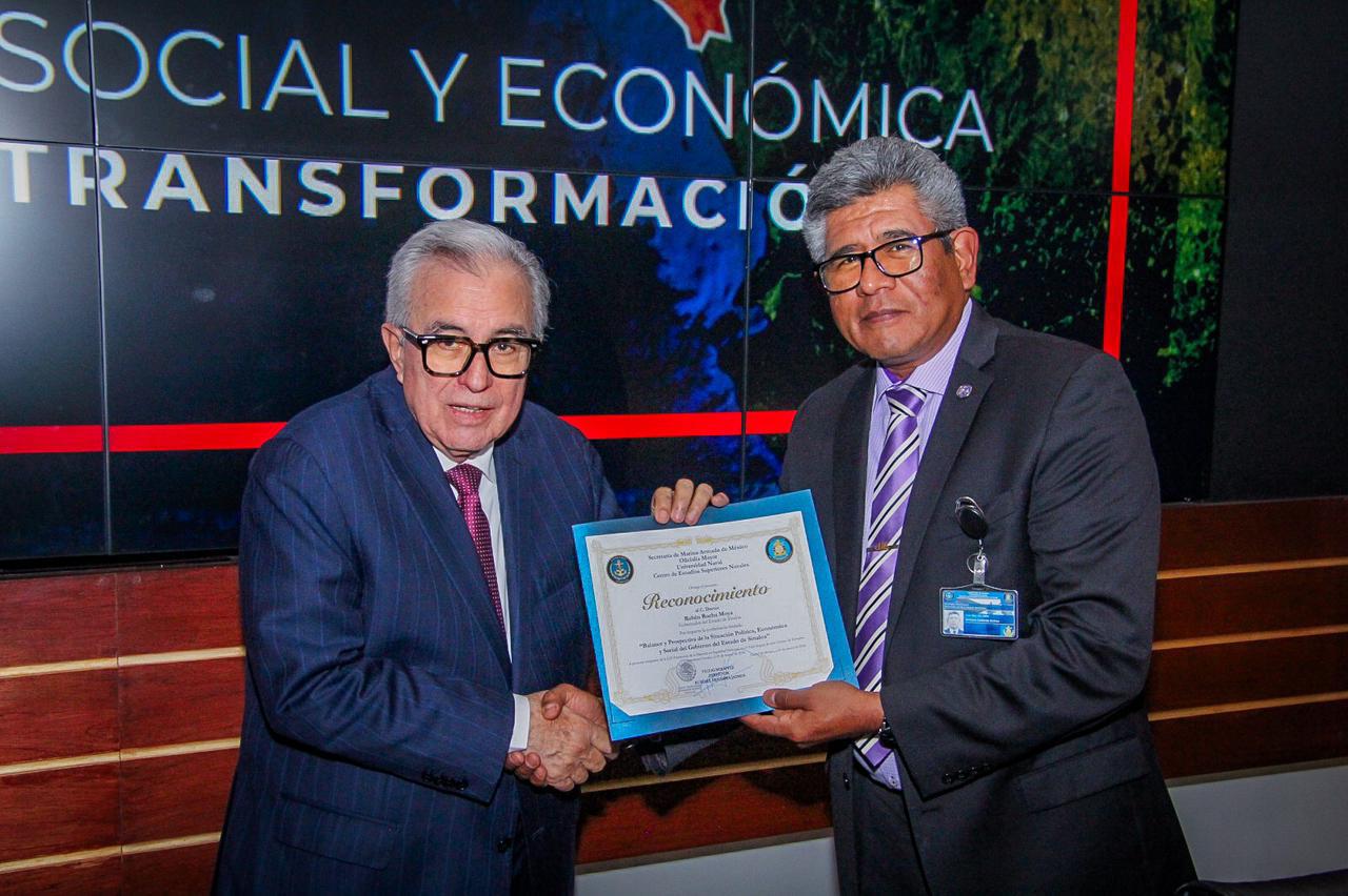 $!Rocha Moya imparte conferencia sobre Sinaloa en el Centro de Estudios Superiores Navales