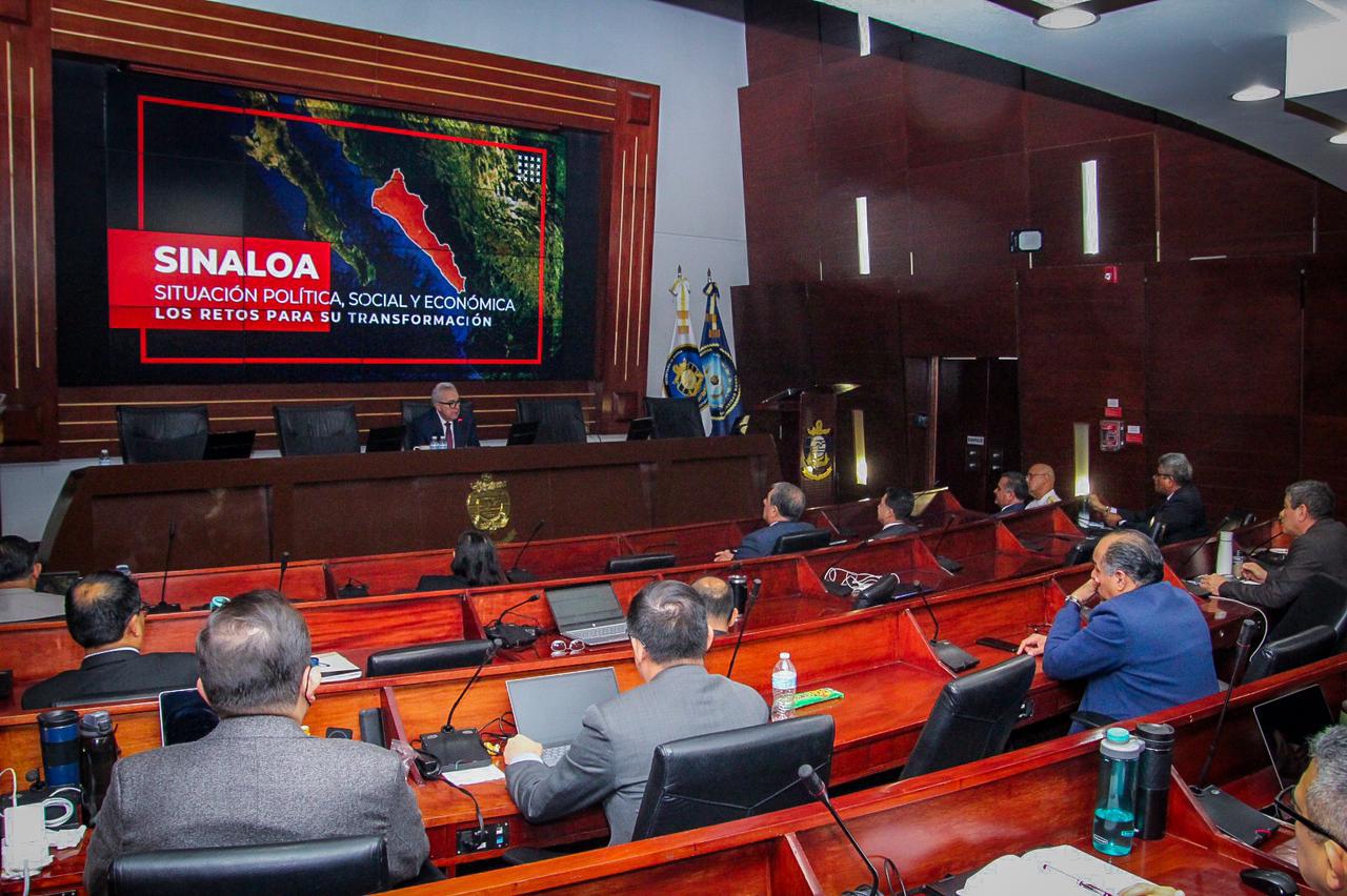 $!Rocha Moya imparte conferencia sobre Sinaloa en el Centro de Estudios Superiores Navales