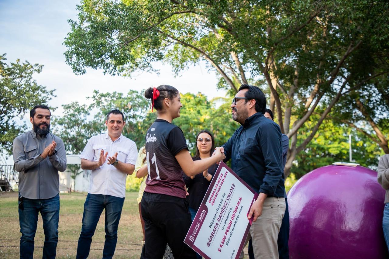 $!Entregan en Culiacán becas deportivas a medallistas de Olimpiada y Paralimpiada Conade 2025