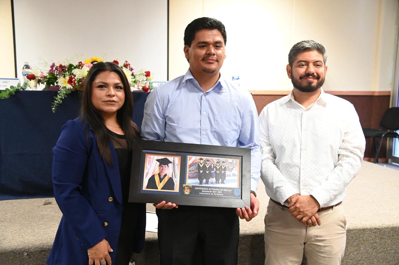 $!Humberto Quintero, periodista de Noroeste, se gradúa con excelencia de Periodismo en la UAS