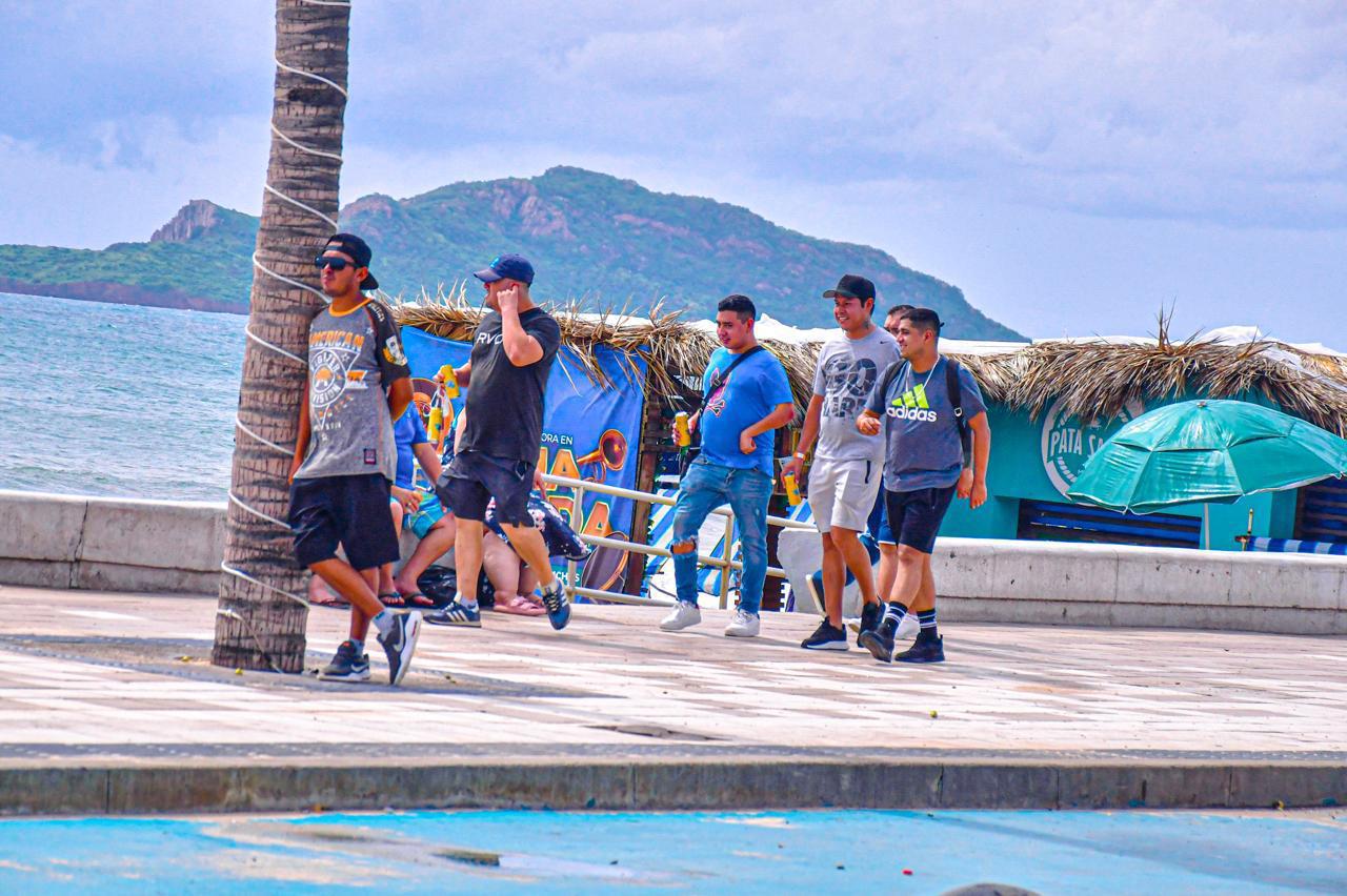 $!Disfrutan cientos de turistas de un fin de semana largo y las fiestas patrias en Mazatlán