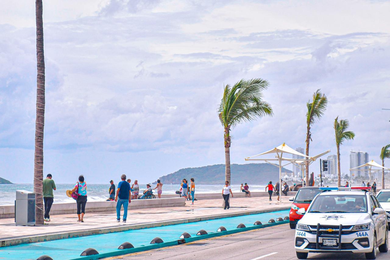 $!Disfrutan cientos de turistas de un fin de semana largo y las fiestas patrias en Mazatlán