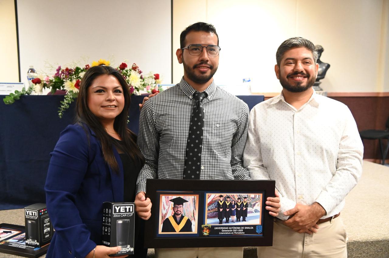 $!Humberto Quintero, periodista de Noroeste, se gradúa con excelencia de Periodismo en la UAS