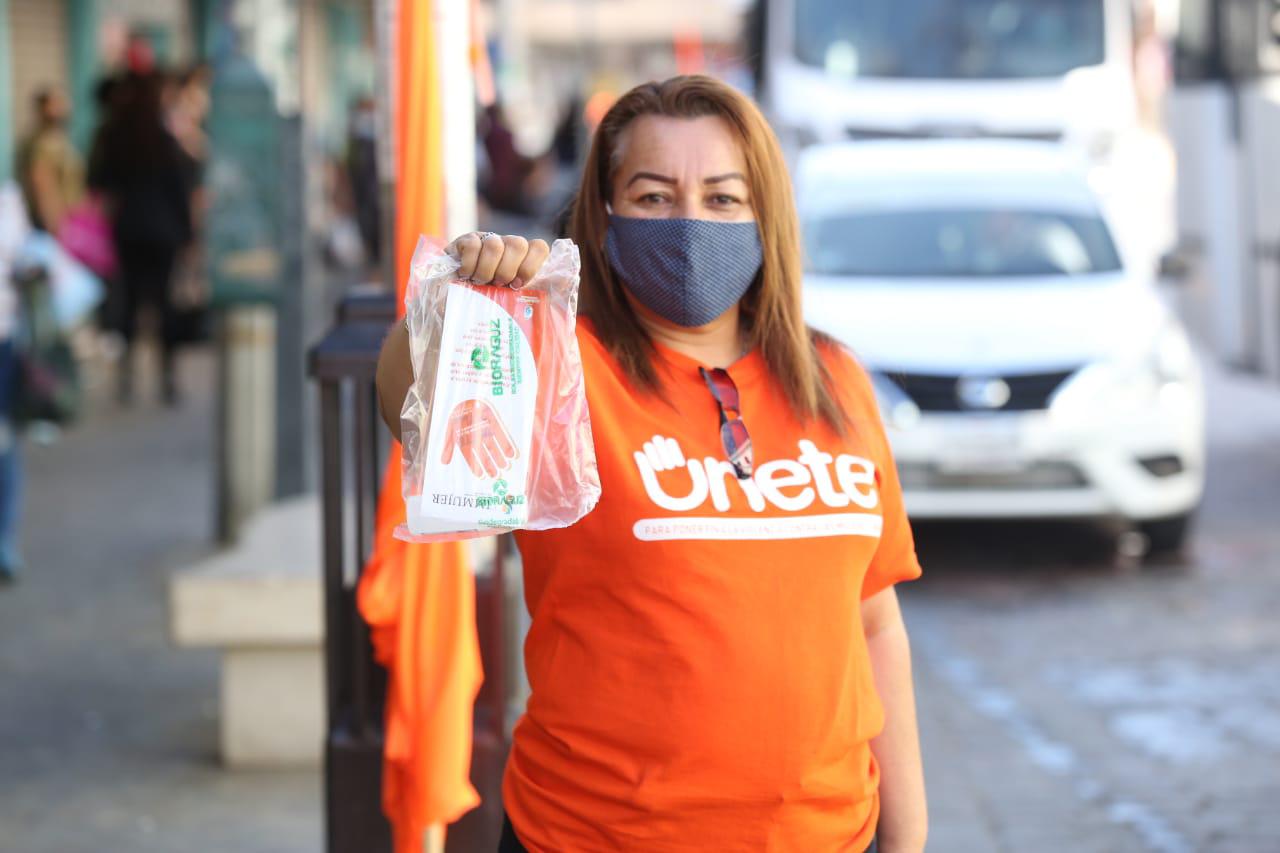 $!Crean conciencia en mercado Pino Suárez, de Mazatlán, sobre la violencia hacia las mujeres