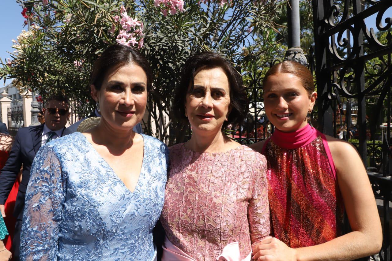 $!Arely Fuentes, Rosita de Fuentes y Victoria Martucselli.