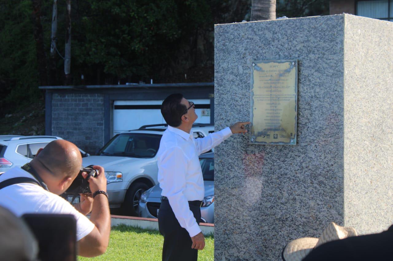 $!Buscan embellecer y dar mantenimiento a los monumentos de Mazatlán