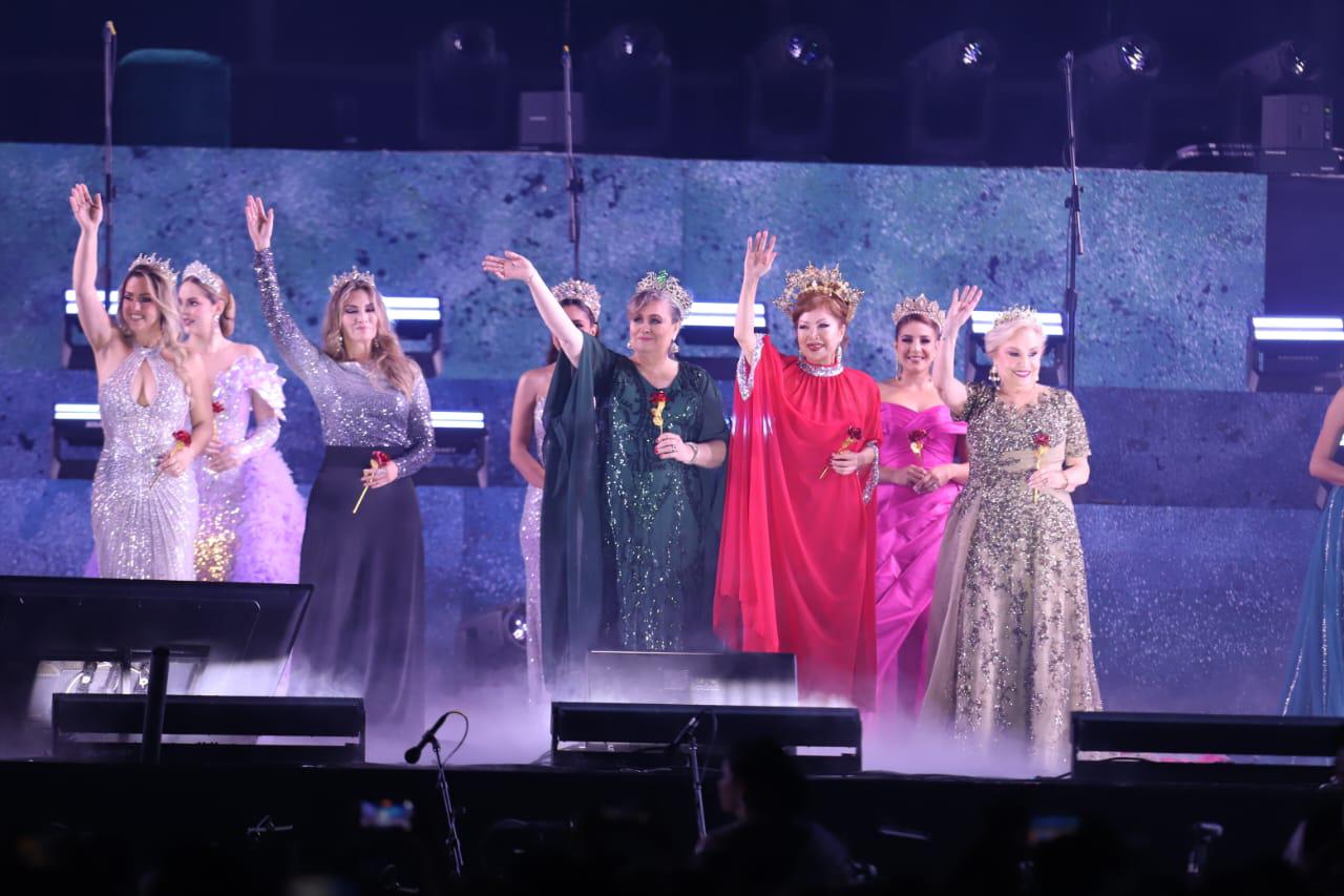 $!En la velada se realizó un homenaje a diversas Reinas de los Juegos Florales del Carnaval.