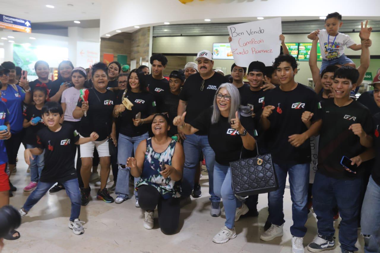 $!Con música de banda y muestras de cariño reciben al ‘Zurdo’ Ramírez en Mazatlán