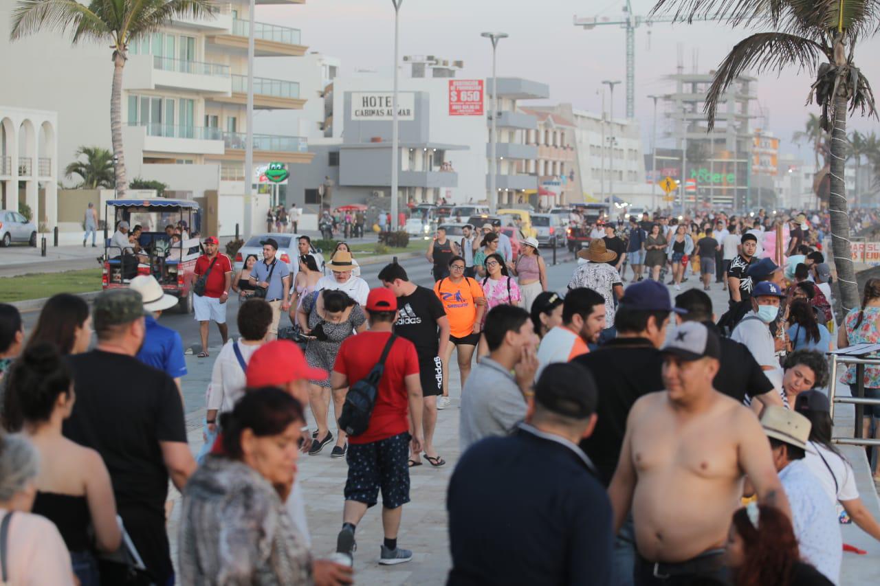 $!Se llena el malecón de Mazatlán; esperan la noche para prolongar la fiesta