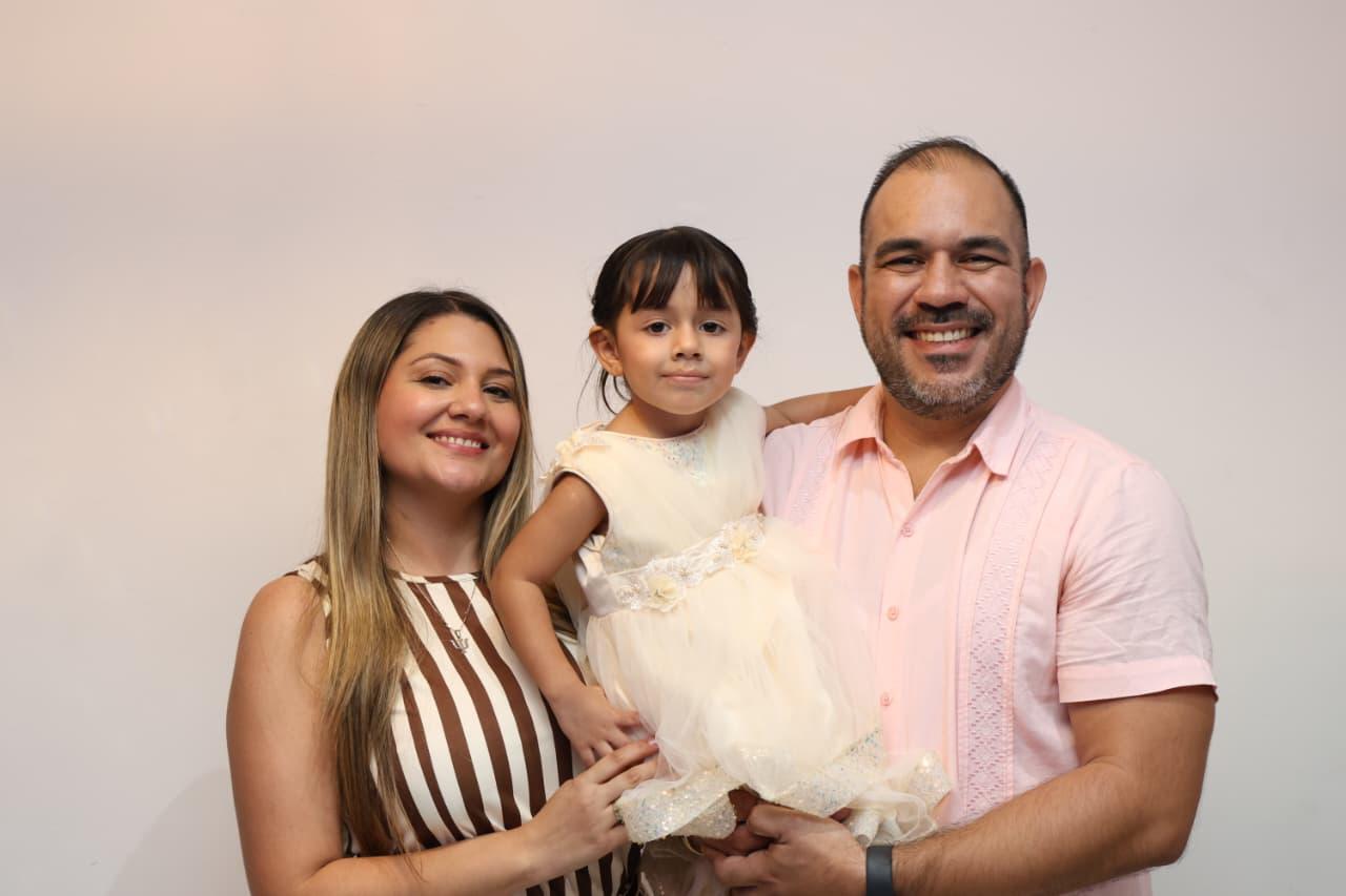 $!Bella Luna Torres, Reina Infantil de la Expo Feria Canaco 2026, acompañada por sus papás.