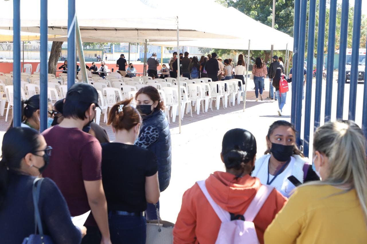 $!En Mazatlán vacunan contra el Covid en el Polideportivo de la UAS