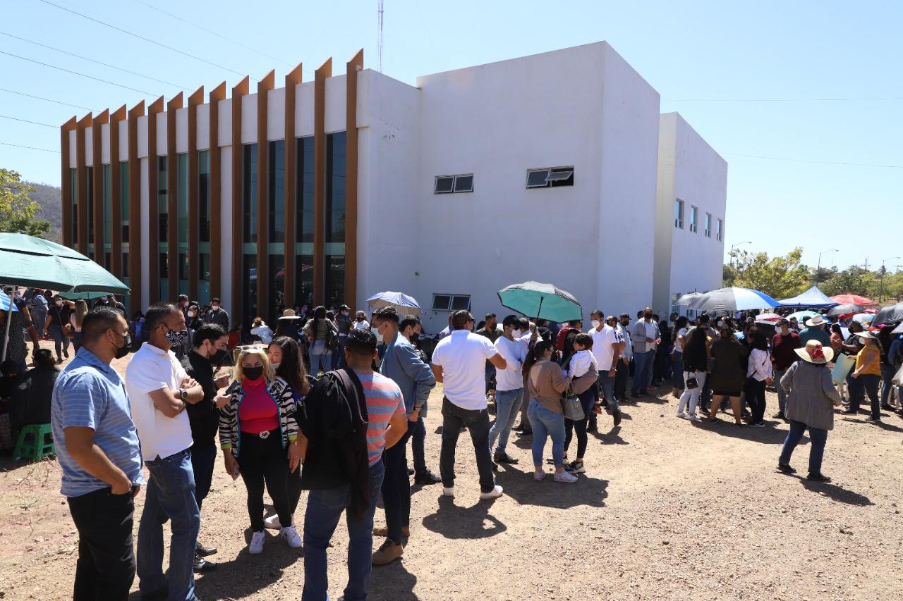 $!Maestros mazatlecos protestan en Servicios regionales de la SEPyC